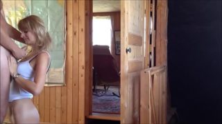 Поставил раком худую женушку около двери и трахает её